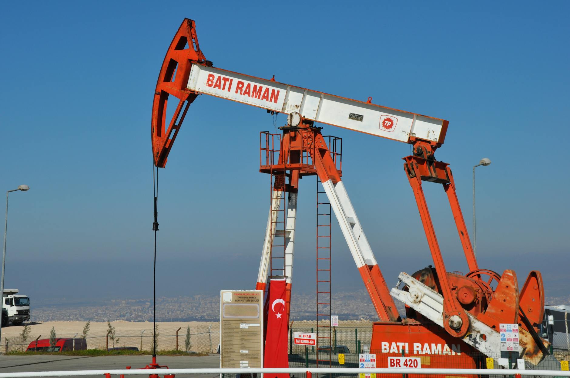 Petróleo WTI dispara mais de 7% após ataques do Irã e dos EUA a navios comerciais