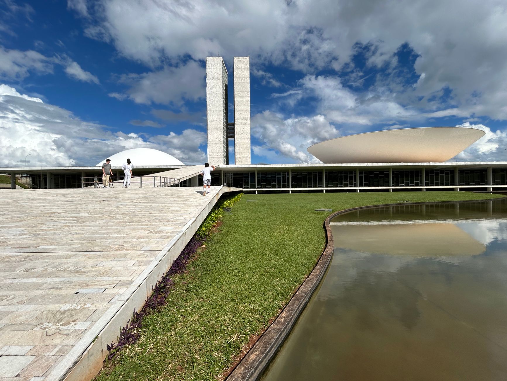 Senado aprova projeto que permite venda de spray de pimenta para mulheres acima de 16 anos