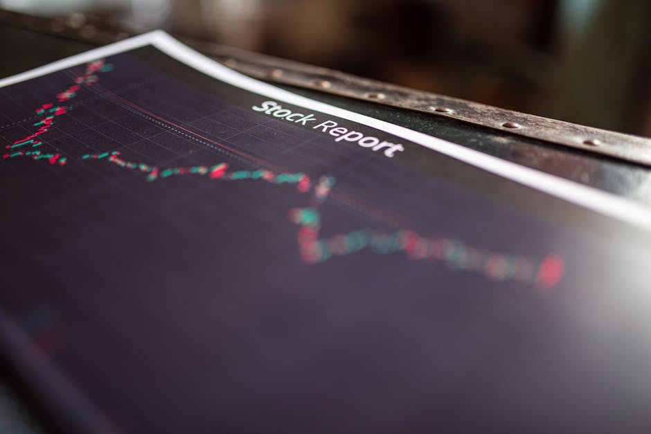 Ibovespa volta a perder força e dólar se mantém nos R$ 5: o que move os mercados