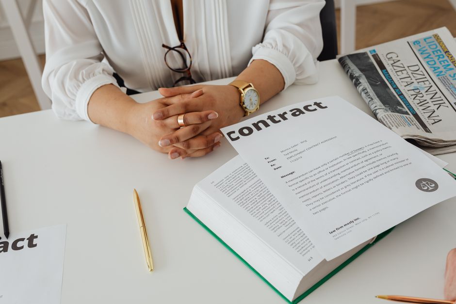 Essa IA lê contratos jurídicos e encontra erros que advogados não percebem