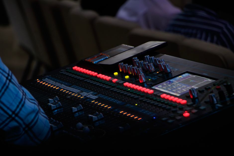 Unified Controllable and Faithful Text-to-CAD Generation with LLMs