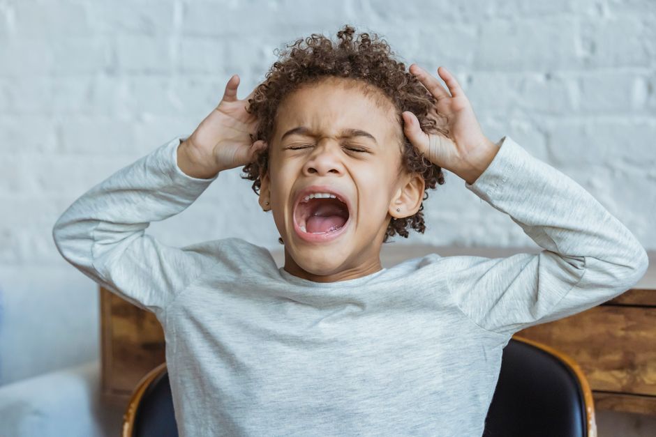 Estresse na infância pode reprogramar o cérebro para a vida toda, diz Harvard