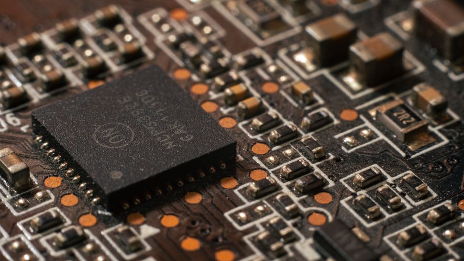 Qualcomm negocia aquisição da startup de chips de IA Tenstorrent