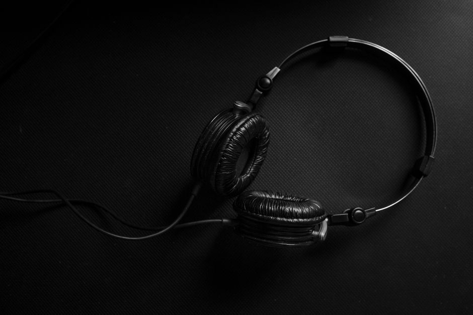 A volta dos fones de ouvido com fio: por que a geração Z abandonou o bluetooth