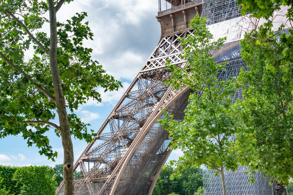 Torre Eiffel fecha mais cedo por onda de calor e antecipa operações em Paris