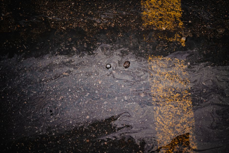 Petróleo cai quase 4% sustentado por cessar-fogo no Oriente Médio
