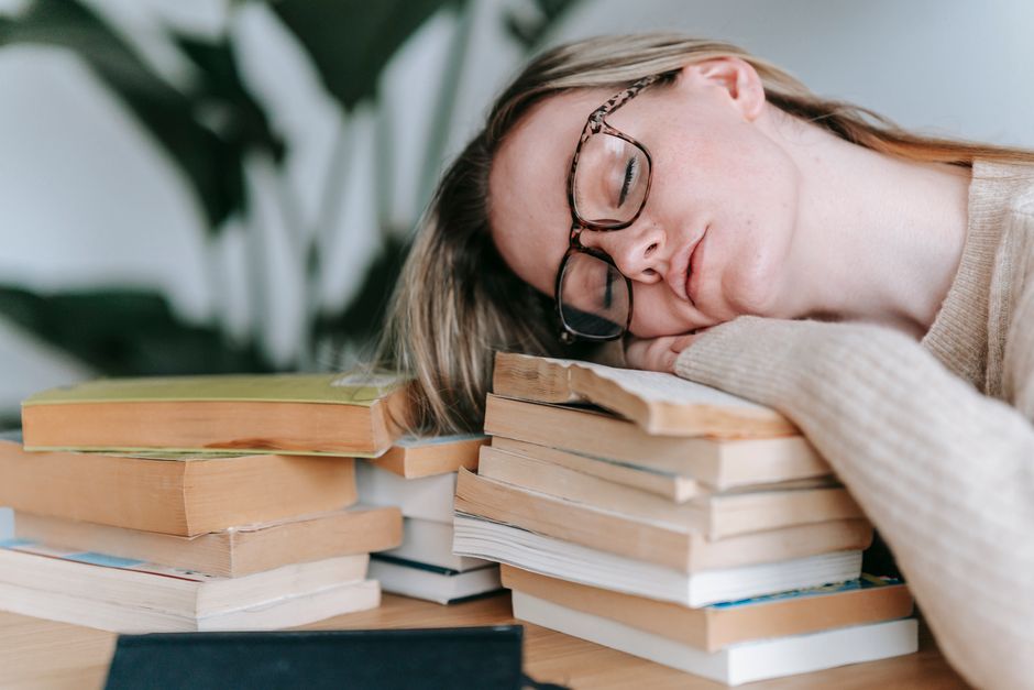 Dormir não é opcional: estudo mostra o que acontece no cérebro após uma noite sem sono