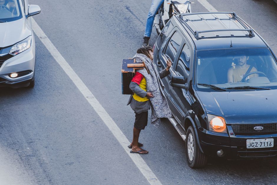 Ele começou carregando malas em hotel. Hoje comanda uma agência de viagens que fatura R$ 1,4 bilhão