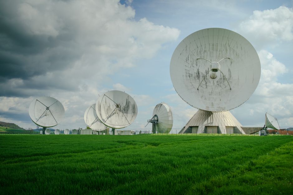 Satélites que pensam: entenda como a inteligência artificial chega ao espaço