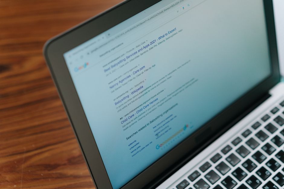 ExplAIner: A Declarative Query Language for Explaining Classification Models