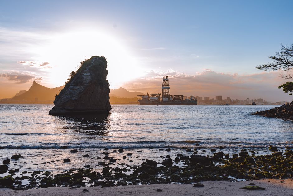 Petróleo dispara 6% após Trump declarar fim do cessar-fogo com o Irã