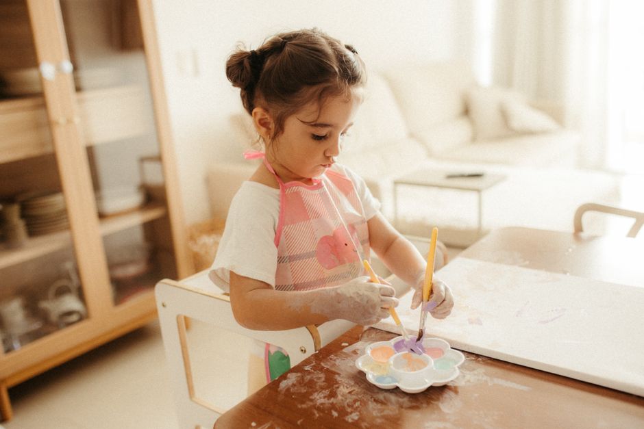 Crianças usam inteligência artificial em ritmo três vezes maior que adultos, aponta Unicef