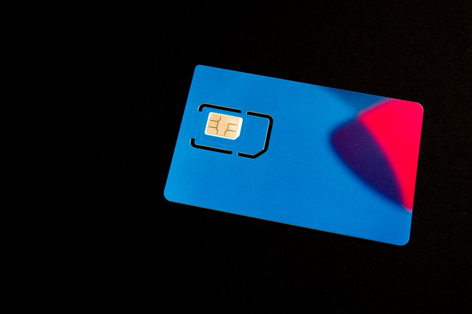 Chip internacional e eSIM de viagem: como não pagar fortuna em roaming?