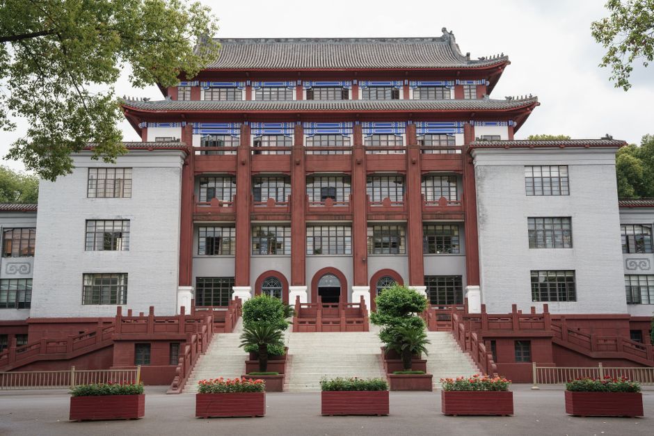 China começa a produzir em série sua própria máquina de fazer chips