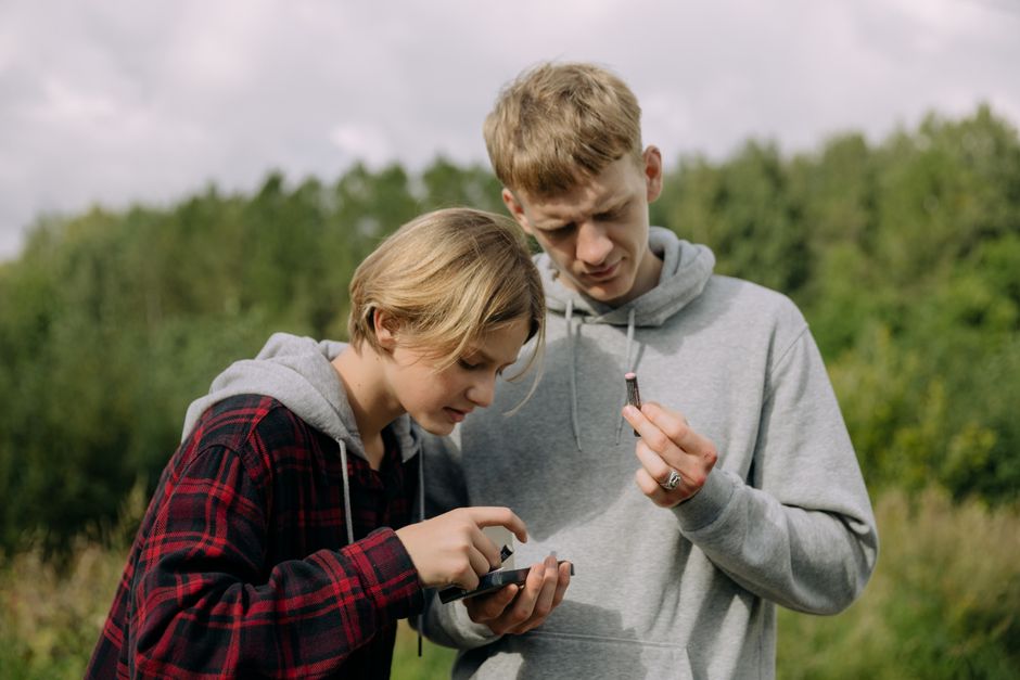 Uso de cigarro eletrônico por adolescentes está associado a solidão, uso de álcool e influência social