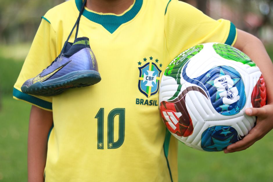 Mbappé deixa a Nike e assina com a On, que estreia no futebol em 2027