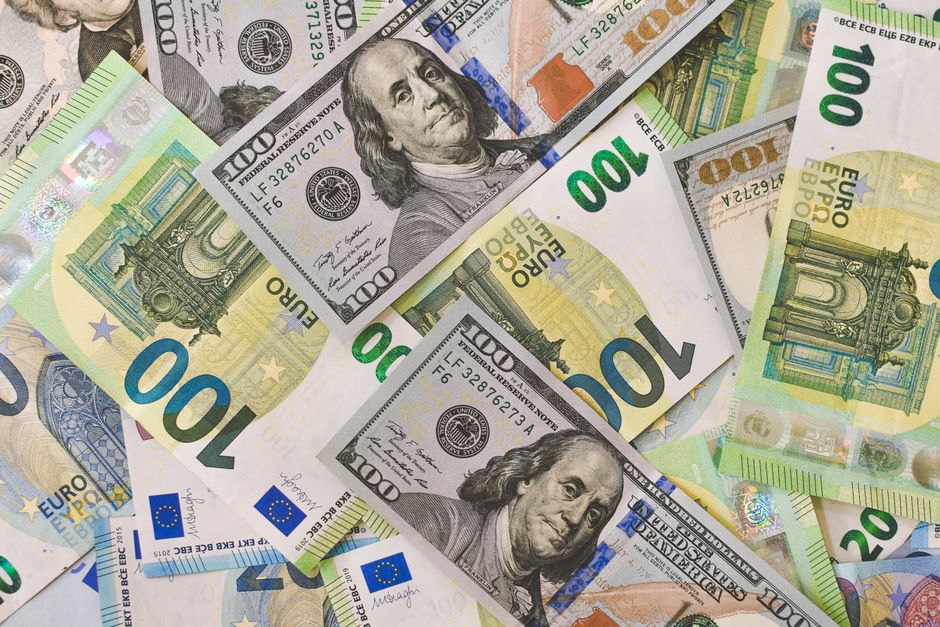 Ibovespa cai 0,86% e dólar dispara 1,28% com pressão externa e eleição