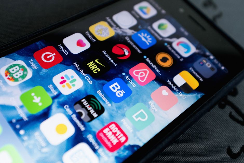 Governo mira 13 apps de 'namorados de IA' por riscos a crianças e adolescentes