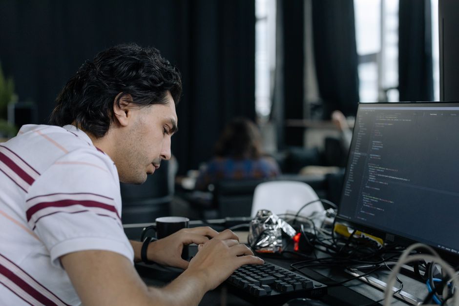 Startup de IA que escreve código dobra receita em 4 meses e mira US$ 1 bilhão