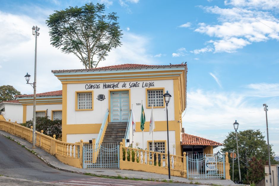Demissões por IA não saíram como esperado e empresas começam a trazer funcionários de volta