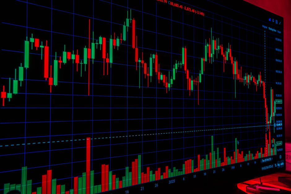 Ibovespa fecha nos 206 mil pontos e dólar tem maior queda em 8 anos após eleição