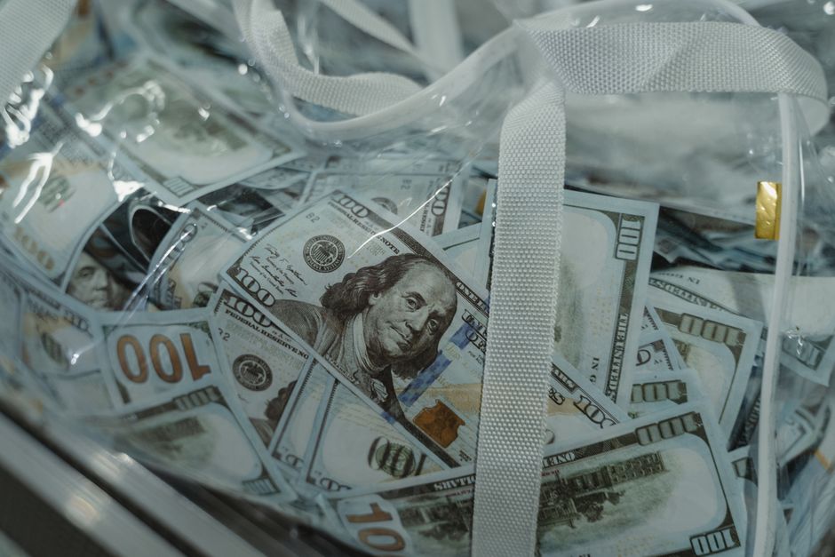 Bolsa aos 200 mil, dólar abaixo de R$ 5 e DI em queda: onde colocar R$ 10 mil agora?