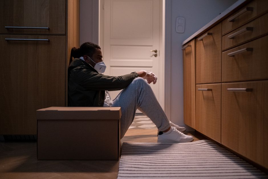 Morar sozinho virou regra? 1 em cada 5 brasileiros vive só — e a maioria não é jovem