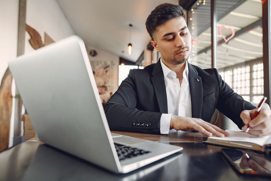 Curso online de inteligência artificial da Saint Paul e Exame reúne 4 aulas práticas e certificado