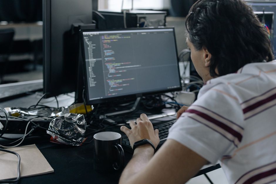 Dá para trabalhar com IA sem programar? O que o mercado exige e quando o código importa