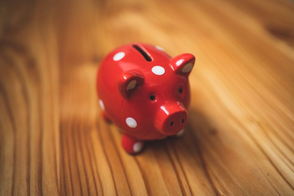 Mesada, cofrinho e investimento: como ensinar finanças para crianças em cada idade