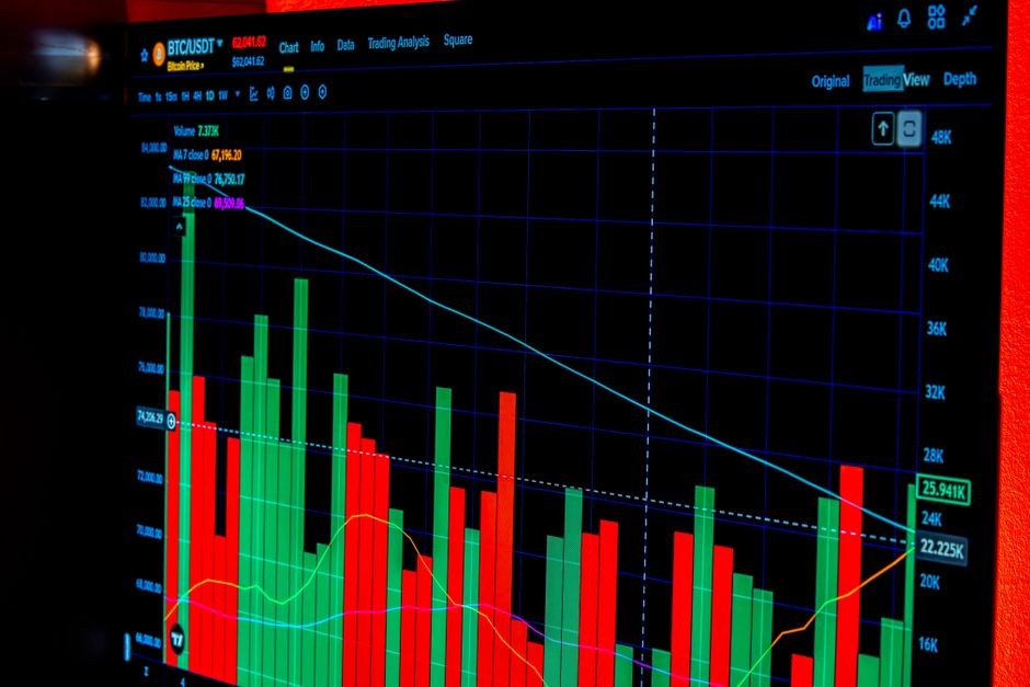 Ibovespa cai após subir mais de 8% em uma semana; dólar avança e passa dos R$ 5